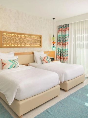 Hotelzimmer mit zwei Einzelbetten und moderner Dekoration