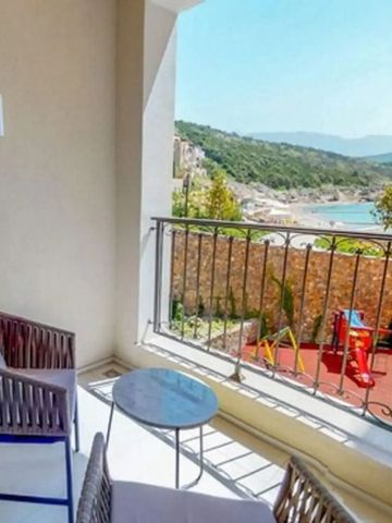 Balkon mit Blick auf das Meer und umliegende Hügel vom Hotelzimmer aus