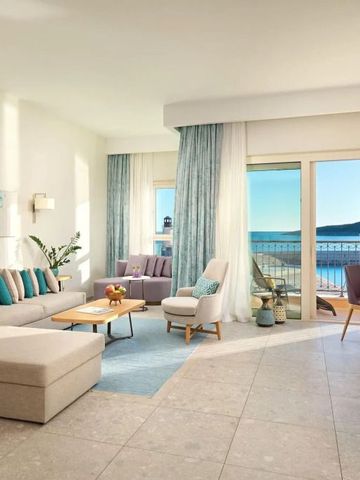 Großzügige Hotelsuite mit stilvollem Interieur und Meerblick
