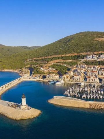 Luftaufnahme des Luxushafens mit umgebenden Hügeln und Gebäuden