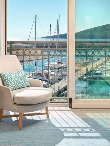 Elegantes Zimmer mit Blick auf den Yachthafen und helle, moderne Einrichtung