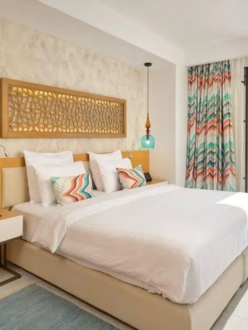 Helles Schlafzimmer mit Zugang zum Balkon und maritimen Farben