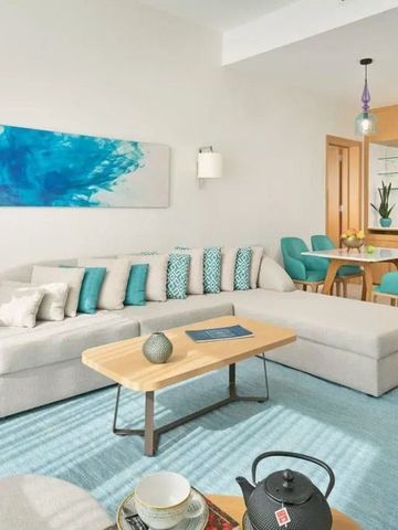 Geräumiges Wohnzimmer mit modernem Design und künstlerischen Elementen