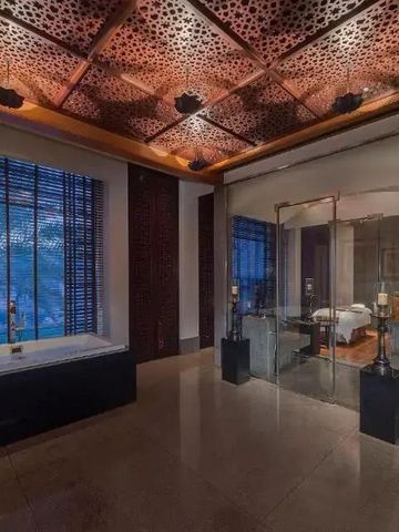 Hochwertiges Interieur mit modernen Elementen und großem Fenster