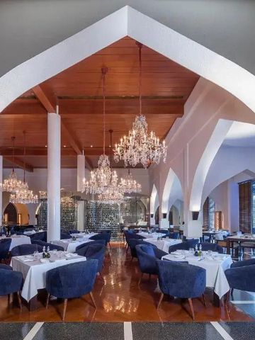 Elegantes Restaurant mit Kronleuchtern und stilvollen Sitzgelegenheiten.