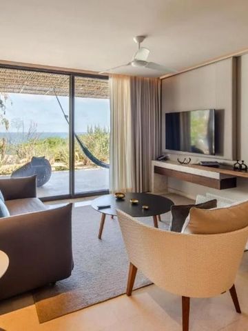 Luxuriöses Wohnzimmer mit Meerblick und großzügigen Fenstern