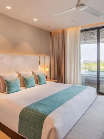 Gemütliches Schlafzimmer mit Doppelbett und großer Fensterfront