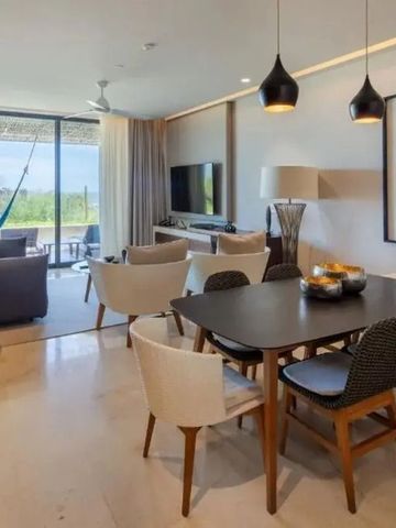 Wohnbereich mit Essgruppe und Ausblick auf die Terrasse