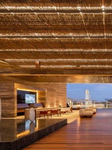 Luxuriöse Hotel-Lobby mit Holzdecke und Designermöbeln