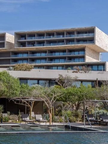 Modernes Hotelgebäude mit Pool und grüner Landschaft im Vordergrund