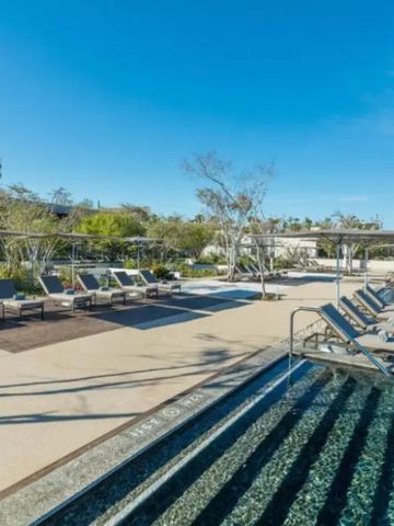 Liegen und Poolbereich unter strahlend blauem Himmel