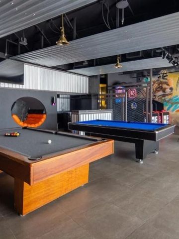 Billardtisch und Tischtennisplatte in einem stilvollen Raum