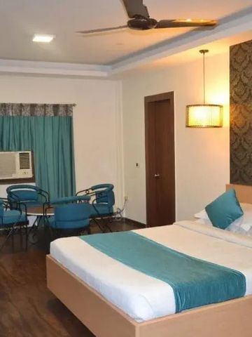 Gemütliches Hotelzimmer mit einem großen Doppelbett und stilvollem Interieur