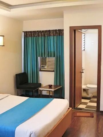 Gemütliches Hotelzimmer mit Doppelbett und Holzfußboden