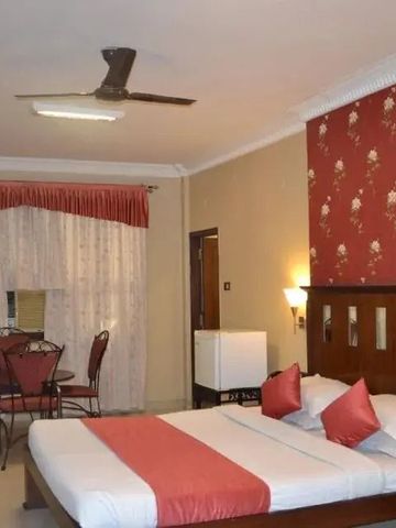 Einladendes Hotelzimmer mit Doppelbett und Esstisch