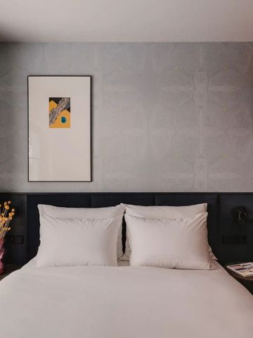 Elegantes Hotelzimmer mit Doppelbett und moderner Dekoration