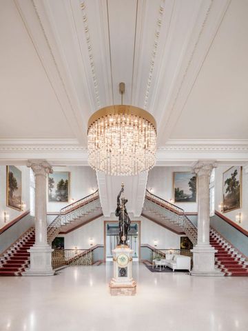 Elegante Lobby mit Kronleuchter und Marmortreppen im Dolder Grand