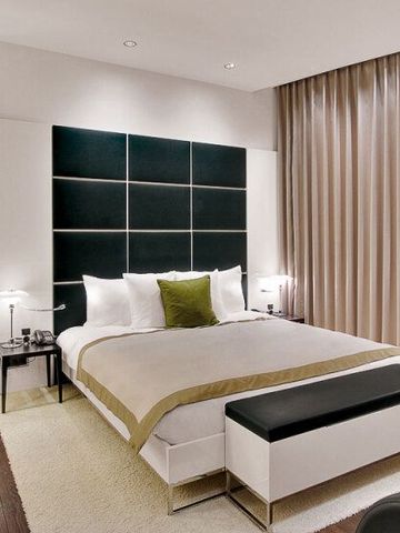 Modernes Zimmer mit Doppelbett und stilvollem Interieur im Dolder Grand