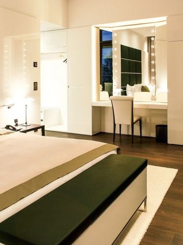 Geräumiges Zimmer mit eleganter Einrichtung und Schminktisch im Dolder Grand