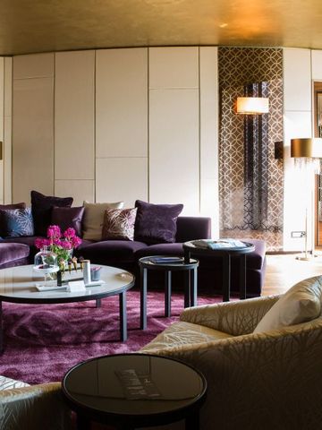 Einladende Lounge mit samtigen Sitzmöbeln und kunstvollen Akzenten