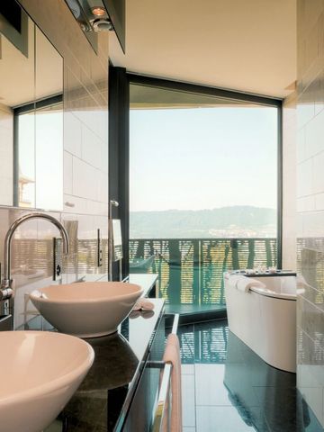 Modernes Badezimmer mit Panoramafenster und freistehender Badewanne