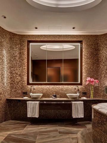 Opulentes Badezimmer mit Mosaikfliesen und stilvollem Design