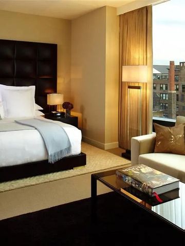 Luxuriöses Zimmer mit großem Bett und eleganter Sitzecke.