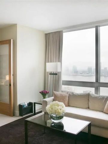 Moderne Suite mit großem Fenster und Stadtblick im Hotel The Dominick