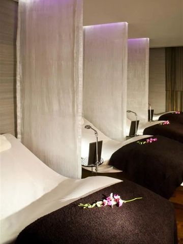 Spa-Bereich mit Liegen und Orchideen im Hotel The Dominick