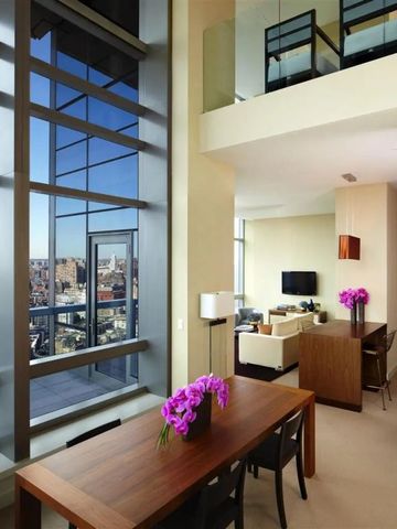 Zweistöckige Suite mit Esstisch und Panoramafenster