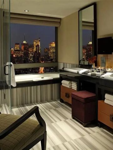 Badezimmer mit Skyline-Ausblick und eleganter Einrichtung