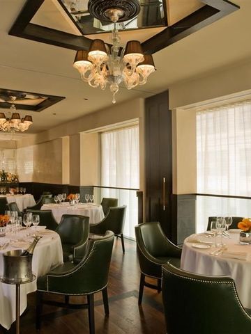 Elegantes Restaurant mit gedeckten Tischen und stilvoller Beleuchtung