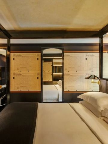 Gut eingerichtetes Zimmer mit modernen Akzenten und edler Ausstattung.