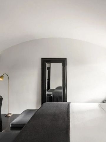 Helles und minimalistisches Zimmer mit stilvoller Einrichtung in Schwarz-Weiß.