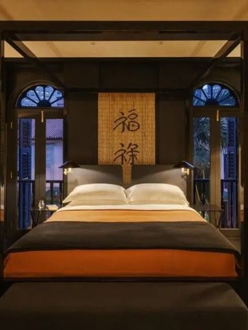 Luxuriöses Zimmer mit Himmelbett und edler Dekoration im traditionellen Stil.