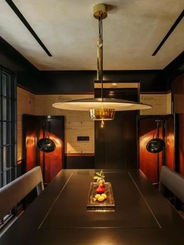 Eleganter Essbereich in dunklen Holztönen mit zentraler Hängelampe