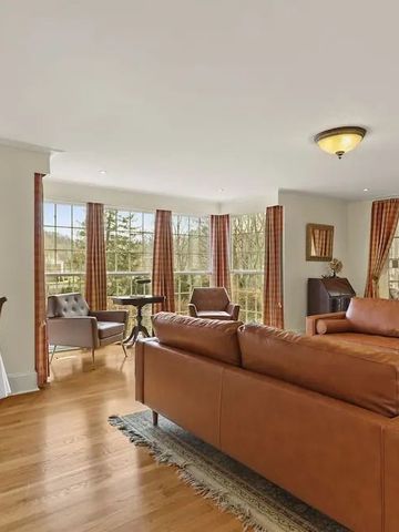 Wohnzimmer mit eleganten Sofas und großem Fenster