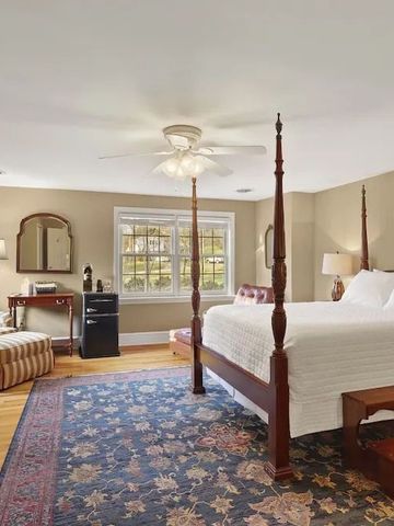 Geräumiges Hotelzimmer mit eleganten Möbeln und bequemer Sitzecke.