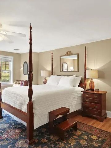 Gut eingerichtetes Hotelzimmer mit Doppelbett und warmen Farben.