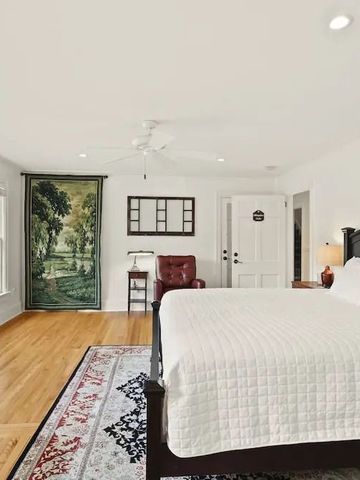 Elegantes Gästezimmer mit großem Bett und stilvoller Dekoration