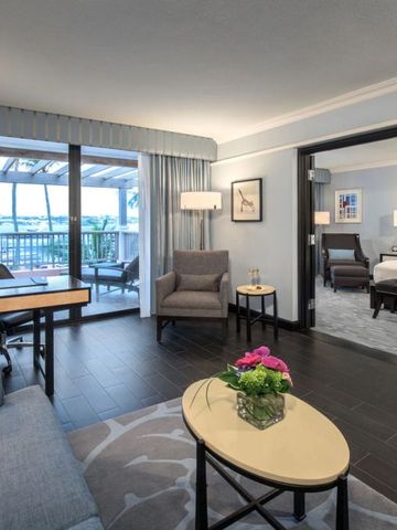 Elegantes Hotelzimmer mit Sitzecke und Balkon