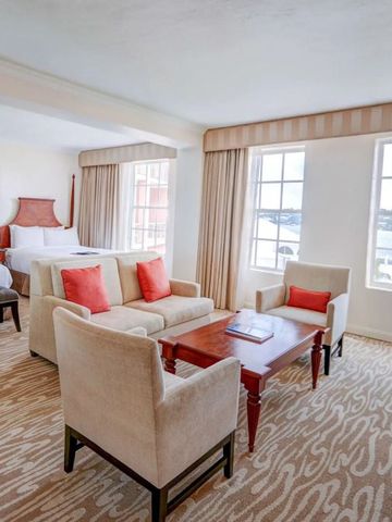 Suite mit gemütlicher Sitzecke und Blick auf das Wasser