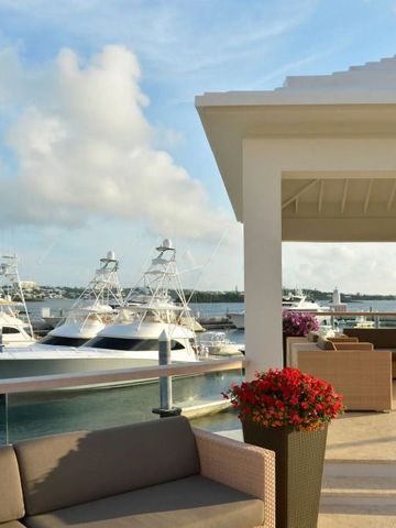 Lounge auf Terrasse mit Blick auf den Hafen und Jachten
