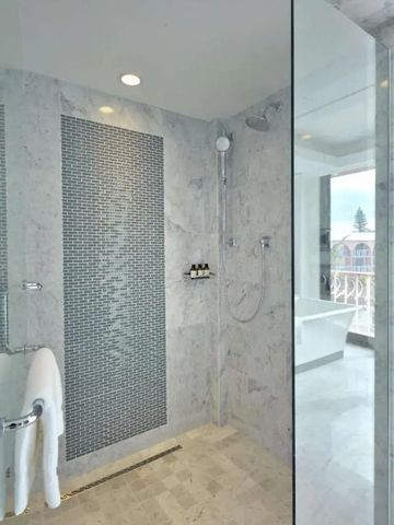 Geräumiges Bad mit freistehender Wanne und bodentiefer Dusche