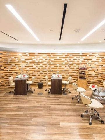 Luxuriöser Spa-Bereich mit Pedikürstationen und Holzwänden