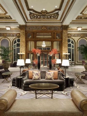 Luxuriöse Lobby des Fairmont San Francisco mit opulenten Details und Sitzecken.