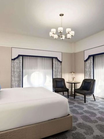 Helles Zimmer mit stilvoller Einrichtung und komfortablem Bett.