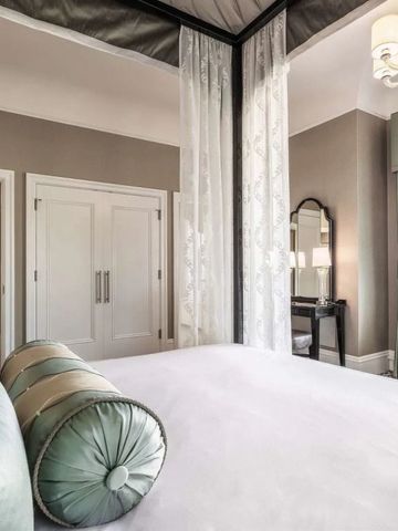 Elegantes Schlafzimmer mit Himmelbett und weichen Kissen im Fairmont San Francisco