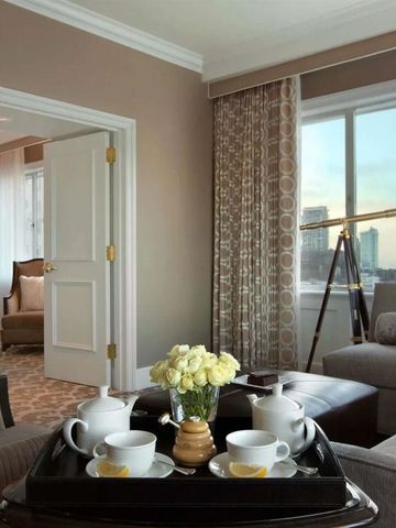 Großzügiges Wohnzimmer mit Stadtblick und Teleskop im Fairmont San Francisco