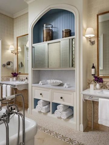 Klassisch eingerichtetes Badezimmer mit luxuriöser Badewanne im Fairmont San Francisco